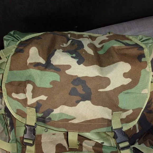 XL WOODLAND BDU RUCKSACK BACKPACK w/SLEEPING COMPLETE w/SHOULDER STRAPS EC 1067
